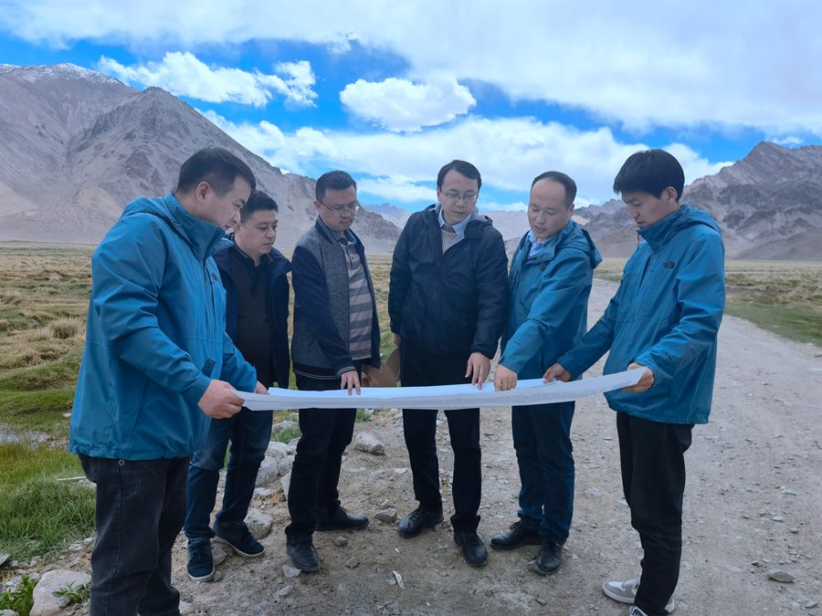 范樂偉一行深入西藏阿里地區(qū)野外一線進行慰問檢查