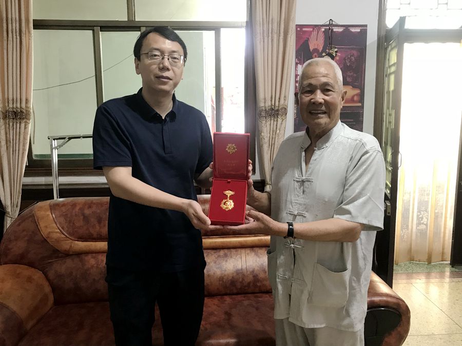 范樂偉看望老黨員并頒發(fā)“光榮在黨50年”紀念章