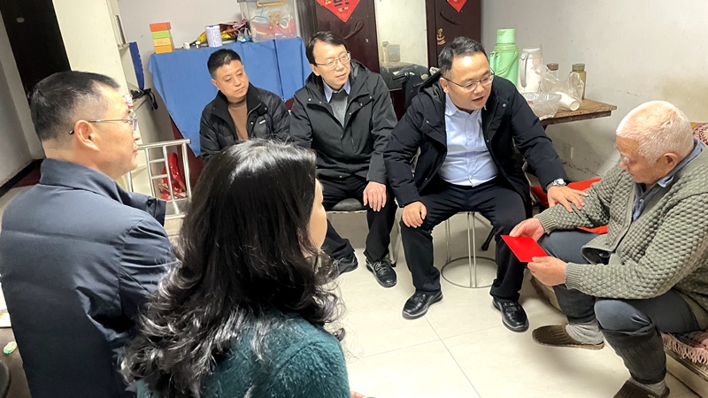 集團慰問顧海濤照片_副本_800.jpg